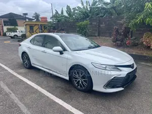 Toyota Camry XLE V6 2023 Off white