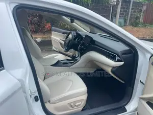 Toyota Camry XLE V6 2023 Off white