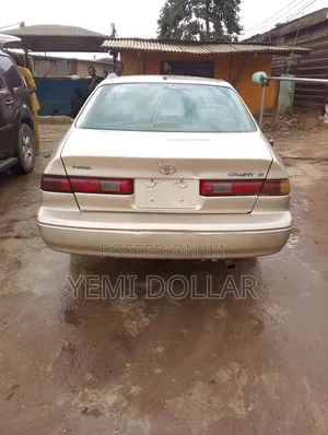 Toyota Camry 2000 Gold