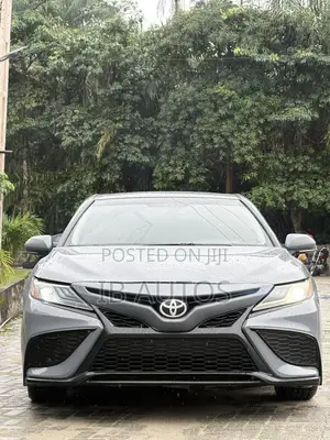 Toyota Camry SE FWD (2.5L 4cyl 8AM) 2018 Gray