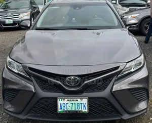 Toyota Camry SE FWD (2.5L 4cyl 8AM) 2018 Gray
