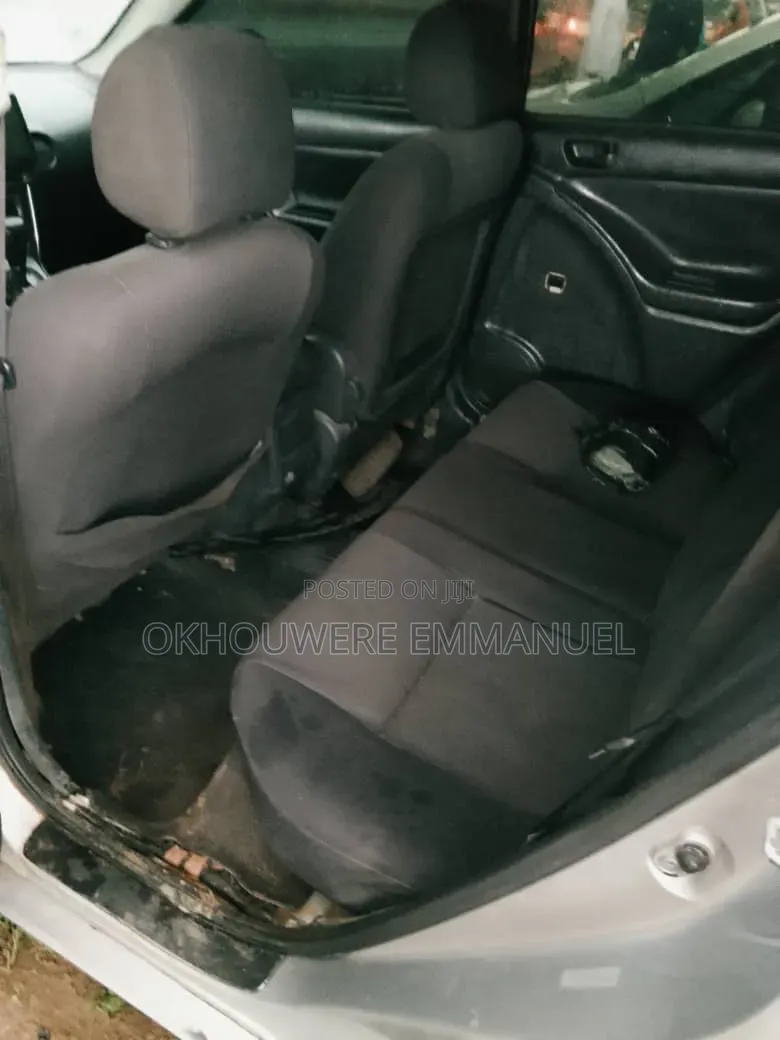 Pontiac Vibe Automatic 2004 Silver