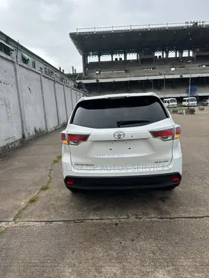 Toyota Highlander XLE 4dr SUV AWD (3.5L 6cyl 6A) 2015 Beige