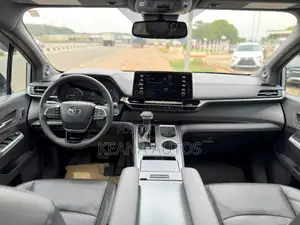 Toyota Sienna XLE 2022 Silver