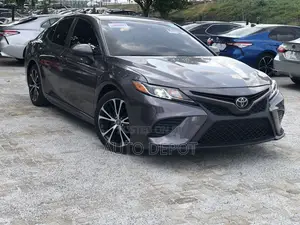 Toyota Camry SE FWD (2.5L 4cyl 8AM) 2018 Gray