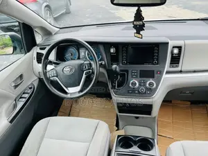 Toyota Sienna 2019 White