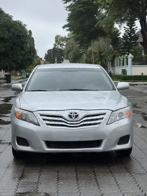 Toyota Camry LE 4dr Sedan (2.5L 4cyl 6AM) 2010 Silver