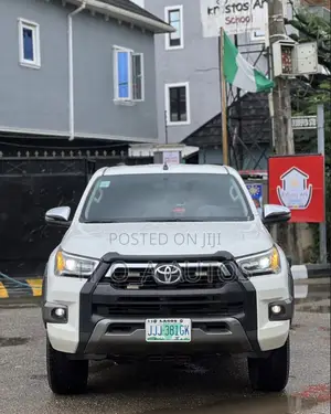 Toyota Hilux 2021 White