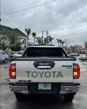 Toyota Hilux 2021 White
