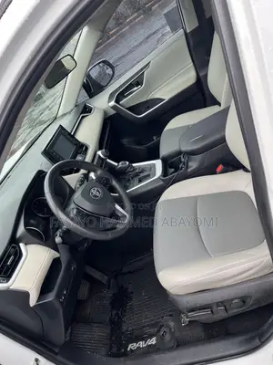 Toyota RAV4 XLE FWD 2020 White