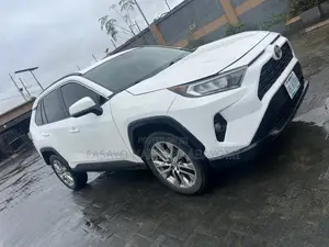 Toyota RAV4 XLE FWD 2020 White