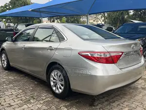 Toyota Camry LE 4dr Sedan (2.5L 4cyl 6A) 2016 Gold