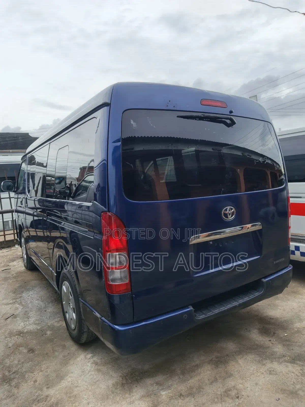 Toyota HiAce 2016 Blue