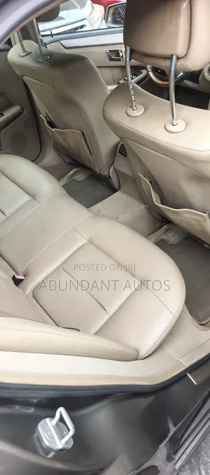 Mercedes-Benz E350 Base 4Matic Sedan AWD (3.5L 6cyl 7A) 2011 Gold
