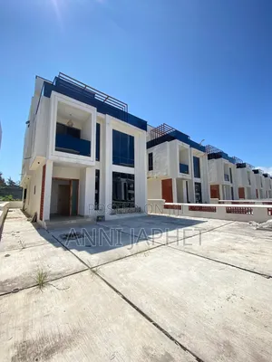 5bdrm Duplex in Ikota, Lagos Island / Lagos Island for sale