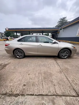 Toyota Camry SE 4dr Sedan (2.5L 4cyl 6A) 2015 Gold