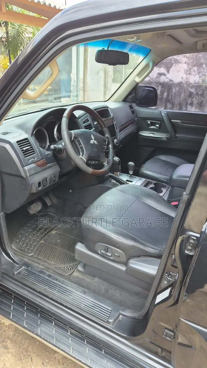 Mitsubishi Pajero 2015 Black