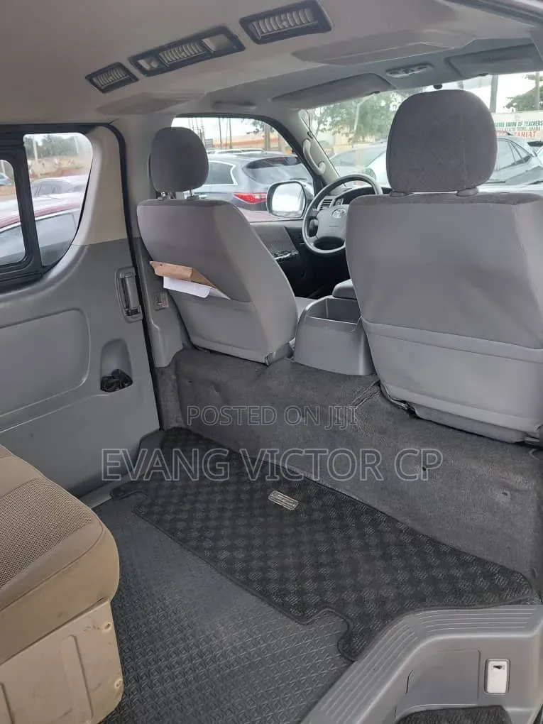 Toyota HiAce 2014 Black