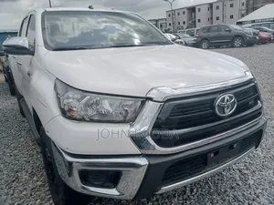 Toyota Hilux 2022 White