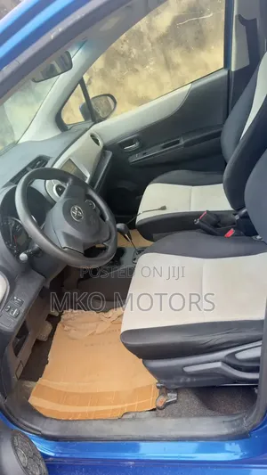 Toyota Yaris L Hatchback 5dr 2012 Blue