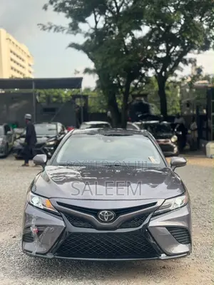 Toyota Camry SE FWD (2.5L 4cyl 8AM) 2018 Gray