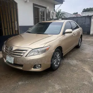 Toyota Camry LE 4dr Sedan (2.5L 4cyl 6A) 2011 Gold