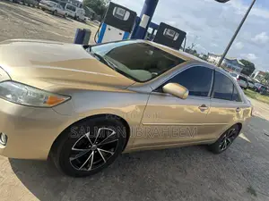 Toyota Camry XLE 4dr Sedan (2.5L 4cyl 6A) 2011 Gold