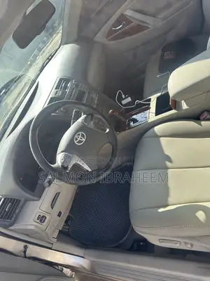 Toyota Camry XLE 4dr Sedan (2.5L 4cyl 6A) 2011 Gold