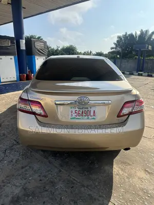 Toyota Camry XLE 4dr Sedan (2.5L 4cyl 6A) 2011 Gold