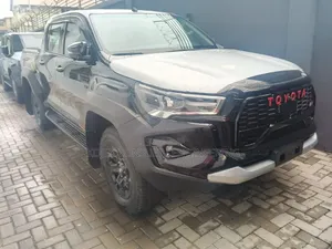 New Toyota Hilux 2025 Black
