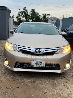 Toyota Camry XLE V6 4dr Sedan (3.5L 6cyl 6A) 2013 Gold