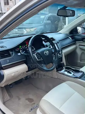 Toyota Camry XLE V6 4dr Sedan (3.5L 6cyl 6A) 2013 Gold