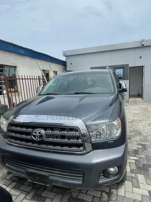 Toyota Sequoia Limited 4dr SUV (5.7L 8cyl 6A) 2010 Gray
