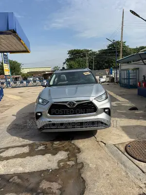Toyota Highlander Platinum AWD 2024 Silver