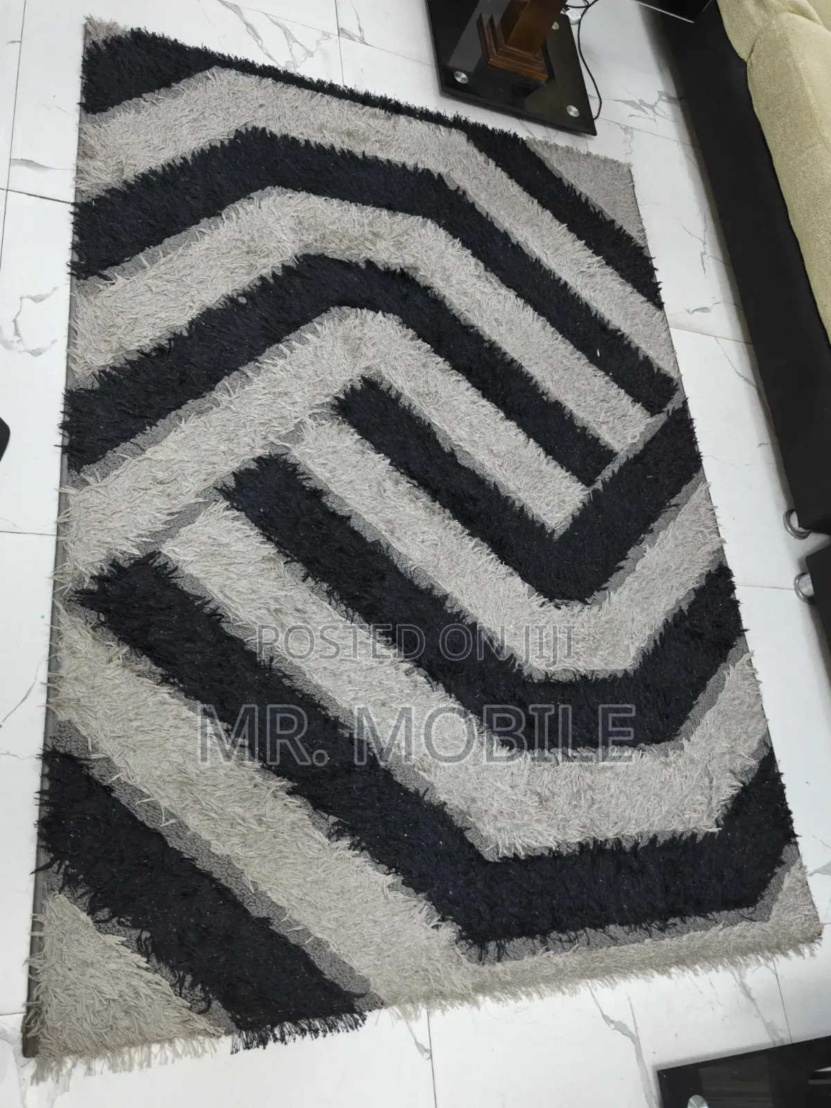Well Maintained Centre Rug