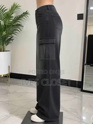Black Wide-Leg Cargo Jeans