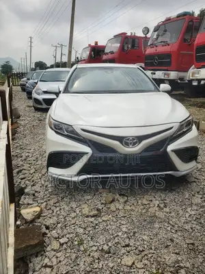 Toyota Camry SE FWD (2.5L 4cyl 8AM) 2018 White
