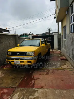 Nissan Frontier 2004 Yellow