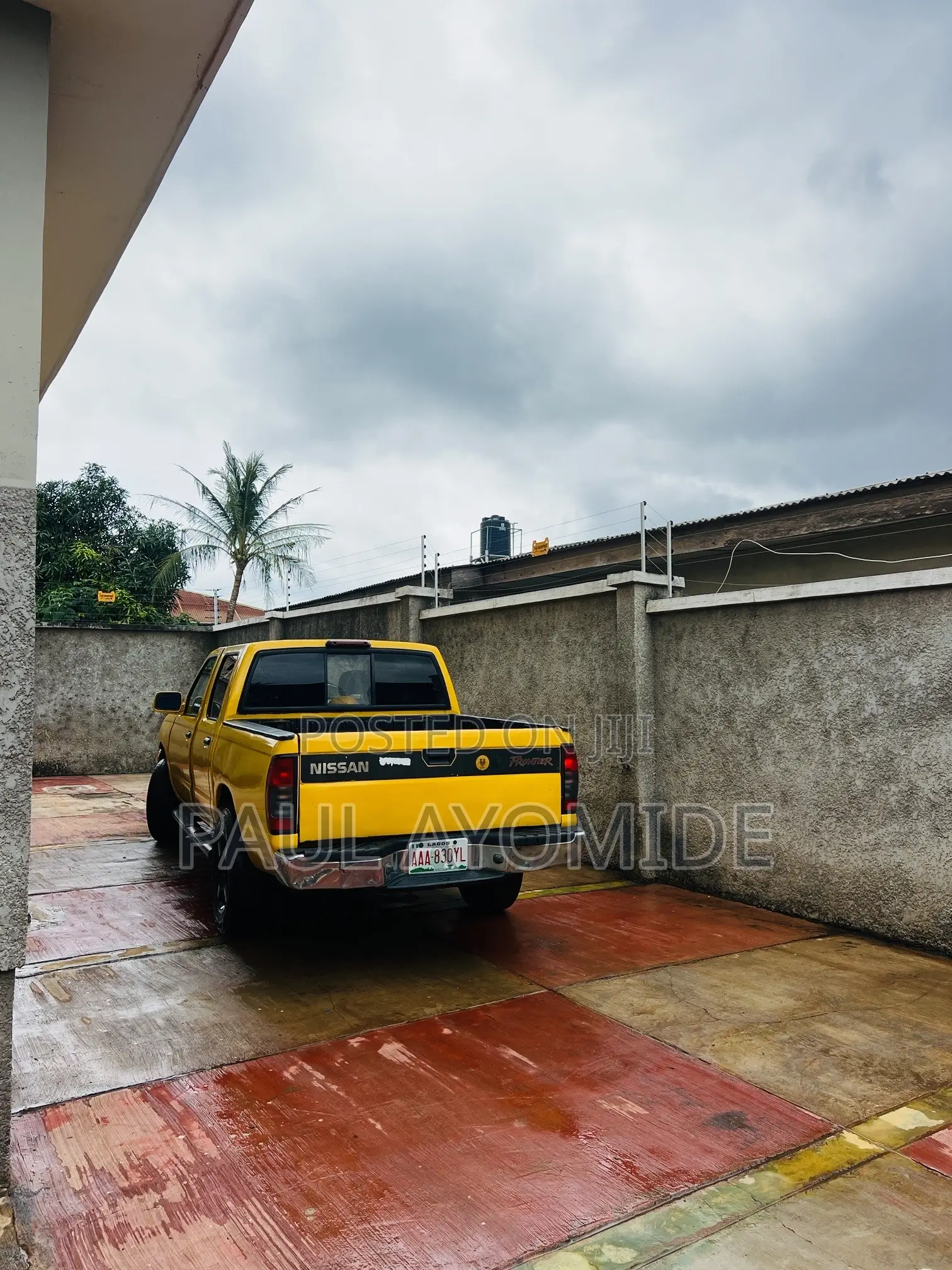 Nissan Frontier 2004 Yellow
