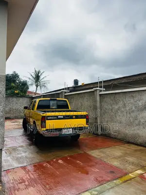 Nissan Frontier 2004 Yellow