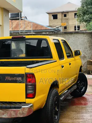 Nissan Frontier 2004 Yellow