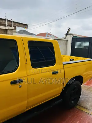 Nissan Frontier 2004 Yellow