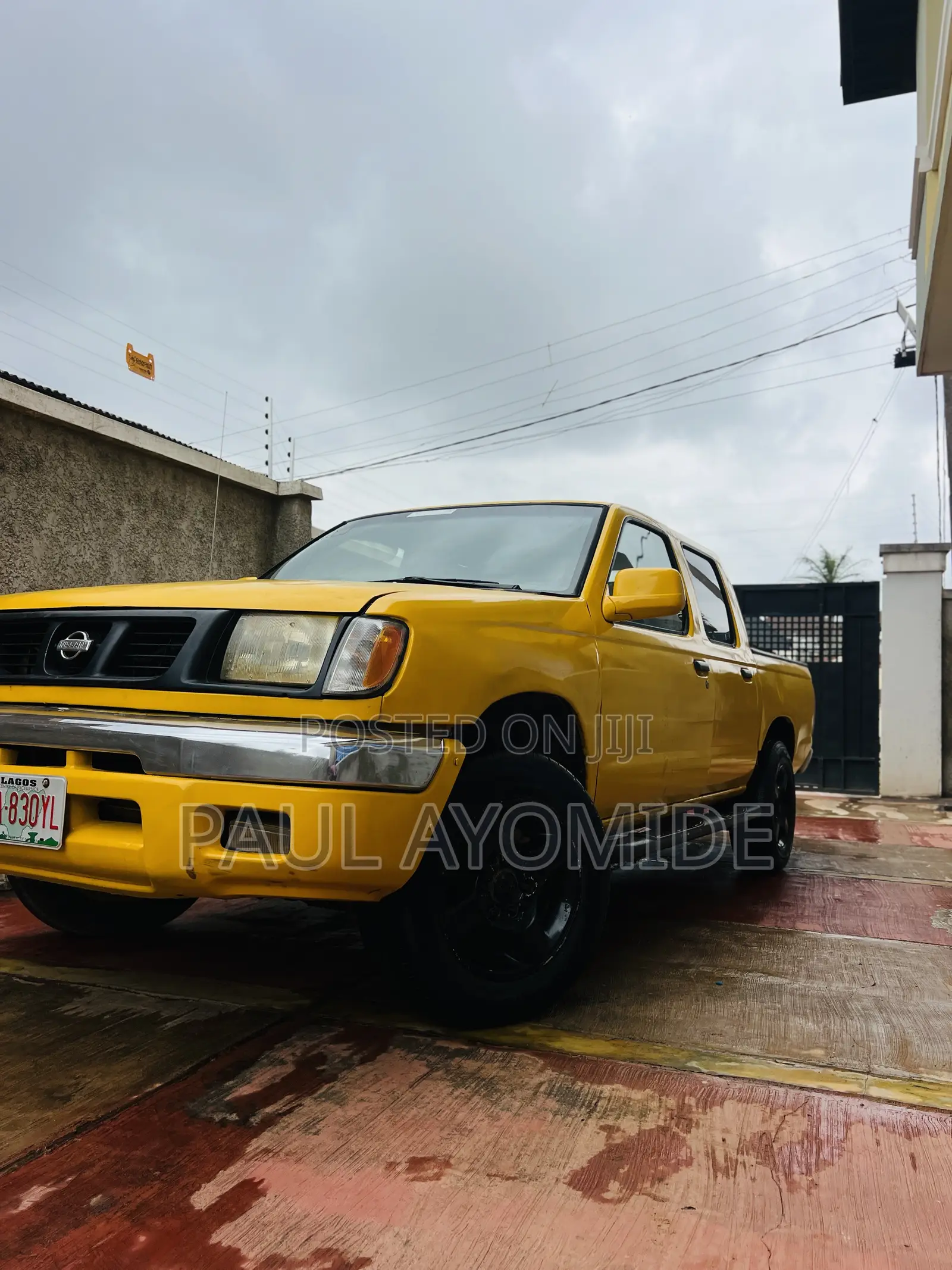 Nissan Frontier 2004 Yellow