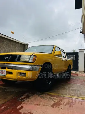 Nissan Frontier 2004 Yellow