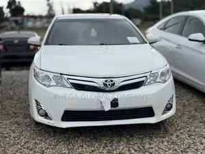 Toyota Camry XLE 4dr Sedan (2.5L 4cyl 6A) 2013 White