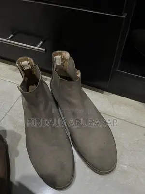 Size 41 Chelsea Shoes Worn Twice From Canada