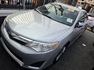 Toyota Camry LE 4dr Sedan (2.5L 4cyl 6A) 2013 Silver