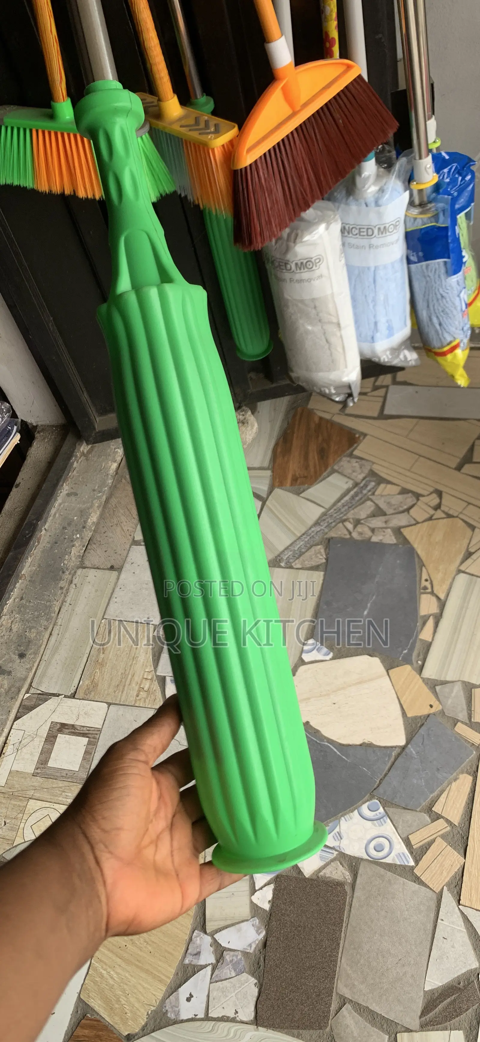 Self-Squeezing Microfiber Mop – Hands-Free Cleaning