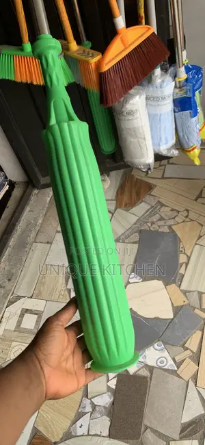 Self-Squeezing Microfiber Mop – Hands-Free Cleaning