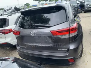 Toyota Highlander XLE 4dr SUV (3.5L 6cyl 6A) 2015 Brown